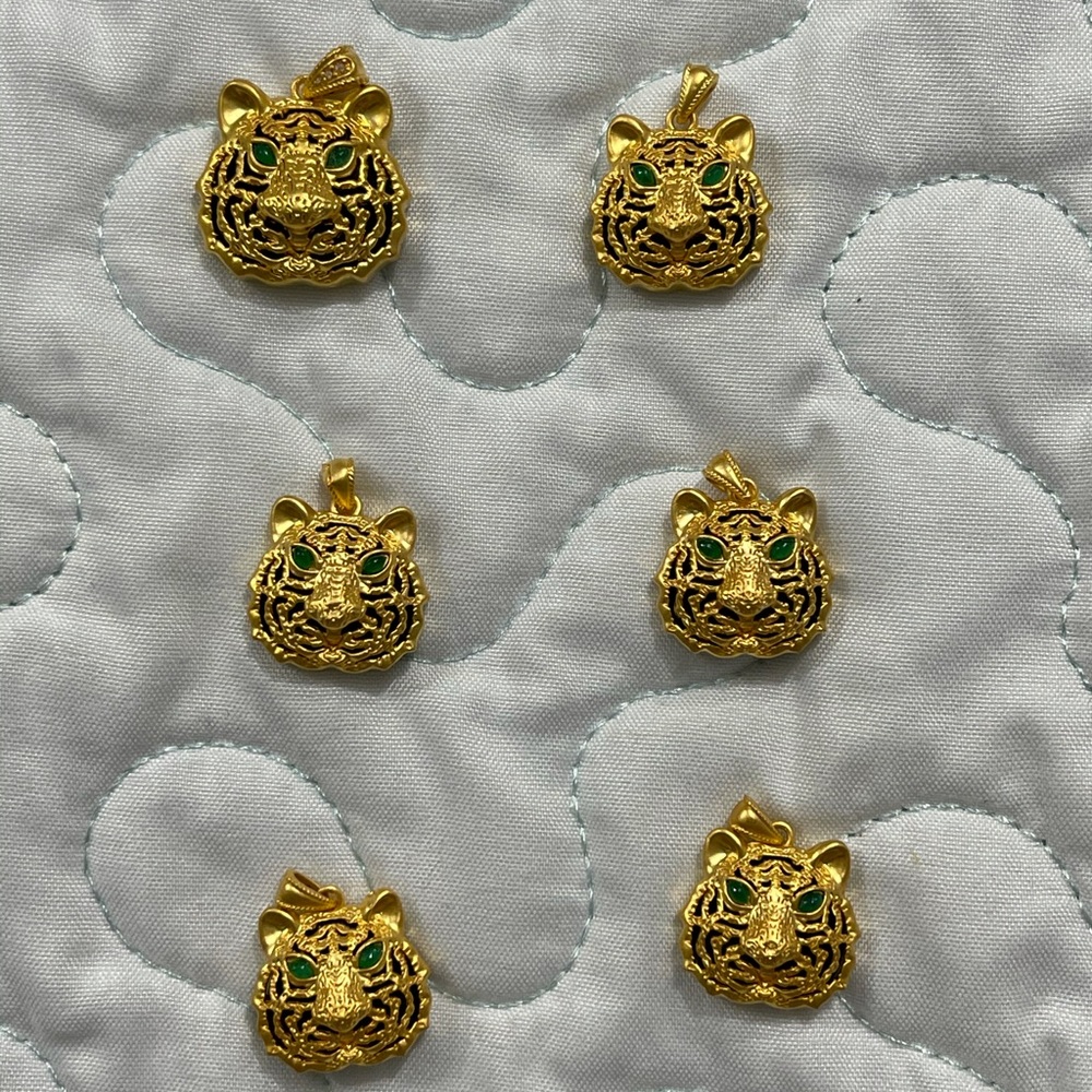 18k gold pendant